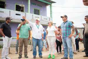 La Alcaldesa de Jipijapa Supervisa Avances en Rehabilitación Vial en Puerto Cayo.