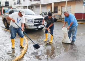 En conjunto con la Empresa Pública de Agua de Jipijapa realizamos la limpieza de sumideros en distintos sectores del cantón.