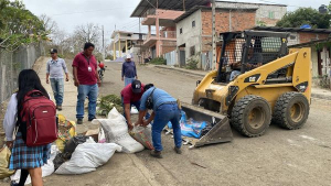 Minga de limpieza en escuelas del cantón