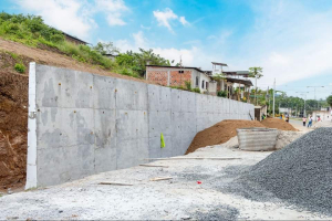 Muro en Av. Martiniano Delgado: 50% de avance
