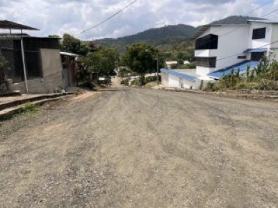 Las grietas formadas por la escorrentía a causa de las lluvias
