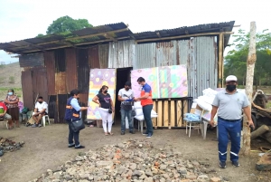 Entrega de Kits de Higiene a familia damnificada