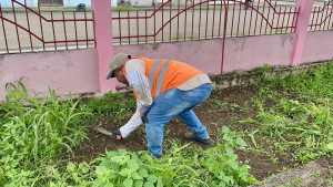 Realizamos trabajos de limpieza y poda en el parque de la Cdla. Parrales y Guale