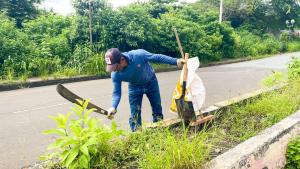 Ejecutamos trabajos de limpieza y retiro de maleza en los parterres ubicados en el acceso sur de la ciudad.