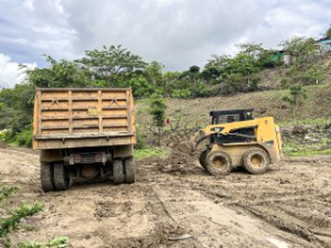 Con maquinaria municipal desarrollamos el desalojo de lodo acumulado en la parte alta de la ciudadela Margarita Ponce Gangotena
