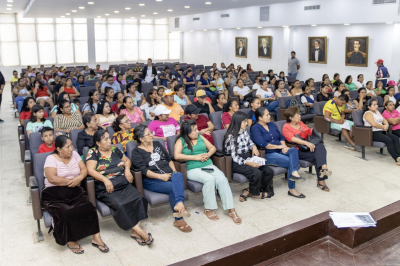 En el Salón Municipal se dieron cita decenas de emprendedoras de Jipijapa