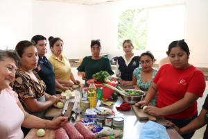 Capacitación a personal de restaurantes de Mercado Central y Terminal Terrestre
