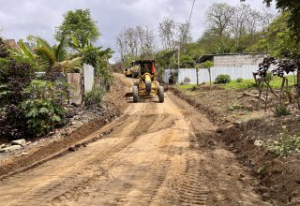 ¡Llegamos a lo alto de La Gloria! Mantenimiento vial en el sector Divino Niño.