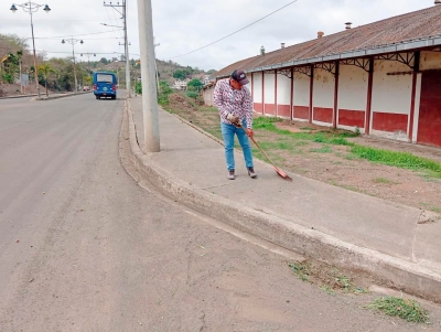 Dirección de Residuos Sólidos y Ambiente realiza trabajos de limpieza en acceso sur