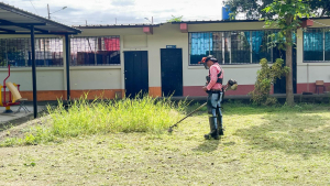 Ejecutamos limpieza y retiro de maleza en la Unidad Educativa Ana Luz Solís