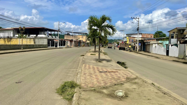 Limpieza y el desalojo de maleza en la Av. 17 de Junio