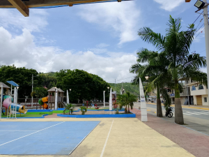 Se está realizando trabajos de mejora en el sistema de iluminación del Parque Central de la parroquia Puerto Cayo
