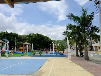 Se está realizando trabajos de mejora en el sistema de iluminación del Parque Central de la parroquia Puerto Cayo