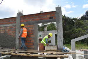 CONTINUA CONSTRUCCIÓN DE CANCHA EN MARISCAL SUCRE
