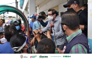 Alcalde recibe carta de manifestantes en los bajos del Edificio Municipal