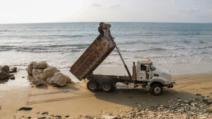 Colocamos piedra escollera en el perfil costero del malecón de Puerto Cayo para su refuerzo y protección.