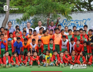 Deportistas de Escuelas Municipales de Fútbol y Básquet fueron agasajados