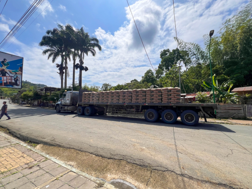 Entrega de materiales para la construcción de una cancha de usos múltiples.