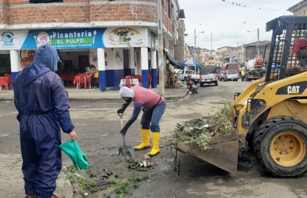 Limpieza de sumideros en la urbe