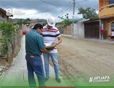 El Municipio de Jipijapa ejecuta aceras y bordillos para el desarrollo urbano