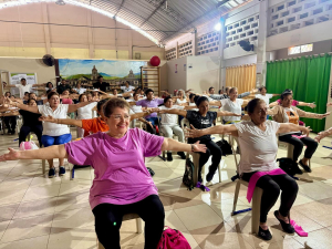 Clase de yoga en el Centro de Rehabilitación Física de la Municipalidad de Jipijapa