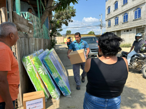 Entrega de asistencia humanitaria a familias afectadas por fuertes vientos en Jipijapa