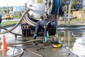 Iniciamos trabajos en la ciudadela La FAE que incluyen la utilización de equipo hidrocleaner de alta presión, buzos profesionales y sistema CCTV para la detección de obstrucciones en los colectores.