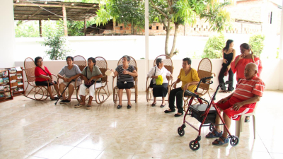 Los adultos mayores del Club Arcoíris
