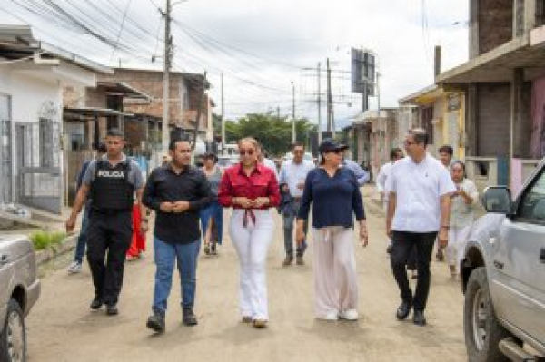 La dra. Ángela Plúa realizó un recorrido de supervisión en la ciudadela La FAE