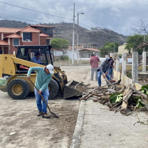 on el objetivo de mantener limpias nuestras playas, ejecutamos una minga de limpieza integral en Puerto Cayo, con la participación de estudiantes de la carrera de Medio Ambiente de la UNESUM.