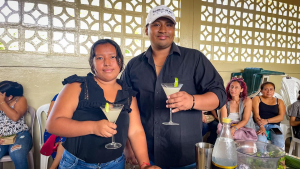 Taller de Coctelería sigue formando talentos en Puerto Cayo gracias al trabajo conjunto con la ULEAM