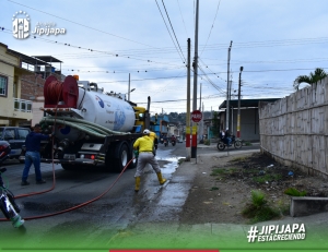 Municipio realiza limpieza de alcantarilla