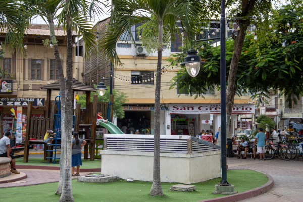 Recuperamos la iluminación del Parque Central Simón Bolívar