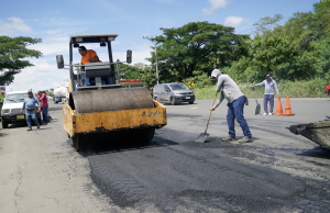 A través de nuestro equipo de Obras Públicas, realizamos trabajos de bacheo en la vía Jipijapa