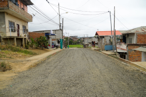 Avanzamos con los trabajos de mejoramiento vial en las Cdlas. San Vicente y Renato Burgos