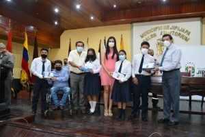 Entrega de tablets a los mejores estudiantes del cantón