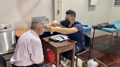 Brigada médica brinda atención integral a grupos prioritarios en el Centro de Rehabilitación Física Municipal.
