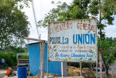 ¡Manos locales reconstruyen el muro del cementerio de la unión!