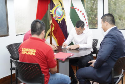 Alcalde (S) mantiene reunión con el Cuerpo de Bomberos.