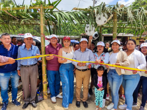 Inauguración de cancha de uso múltiples y entrega de 100 canasta de víveres en Maina.