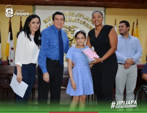 Municipio entrega Tablet a mejores estudiantes del cantón