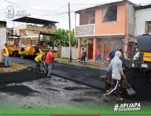 Asfaltan tramo de calle Antepara