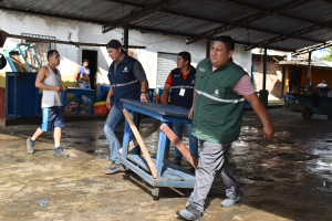 Los comerciantes de mariscos realizaron el mantenimiento de sus mesas de trabajo