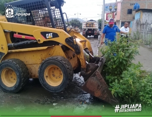 Limpieza en la Av. 17 de junio - vía a Puerto Cayo