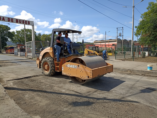 Se ejecutan trabajos de bacheo en vía de acceso al Terminal