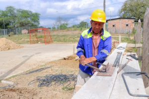 Iniciamos los trabajos para la construcción de la cubierta en la cancha de la plaza de la Comuna Sancán
