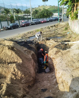 SOLUCIONADO: REBOSE DE AGUAS SERVIDAS EN AV. DEL CAFE.