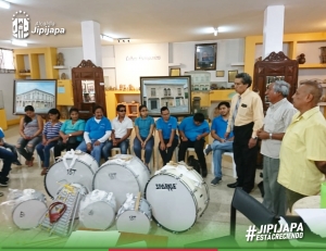 Alcalde dona instrumentos musicales a orquesta “Querer es Poder”