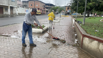 Personal municipal realiza trabajos de limpieza en parque Eloy Alfaro