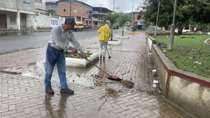 Personal municipal realiza trabajos de limpieza en parque Eloy Alfaro